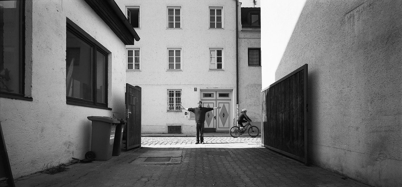 Klaus Fuchsenberger in einer Gasse, Schwarz-Weiß